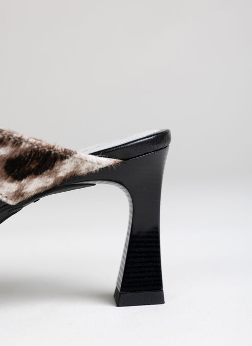 sandalia tacón rosa leopardo-banco-negro