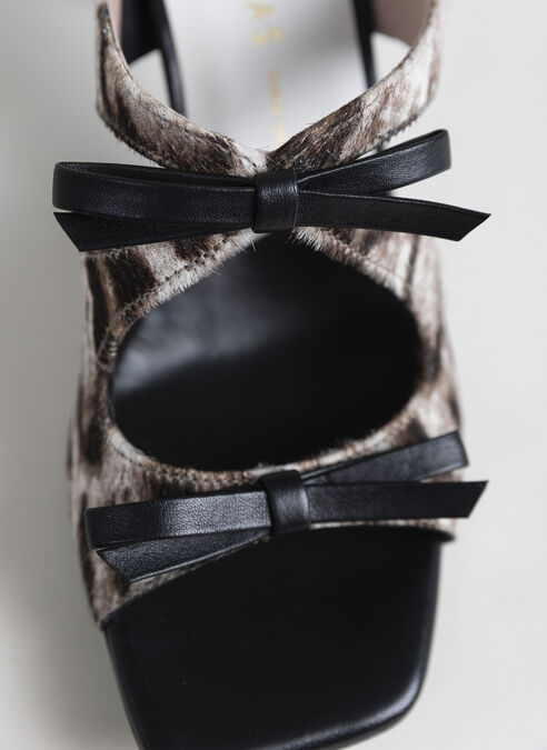 sandalia tacón rosa leopardo-banco-negro