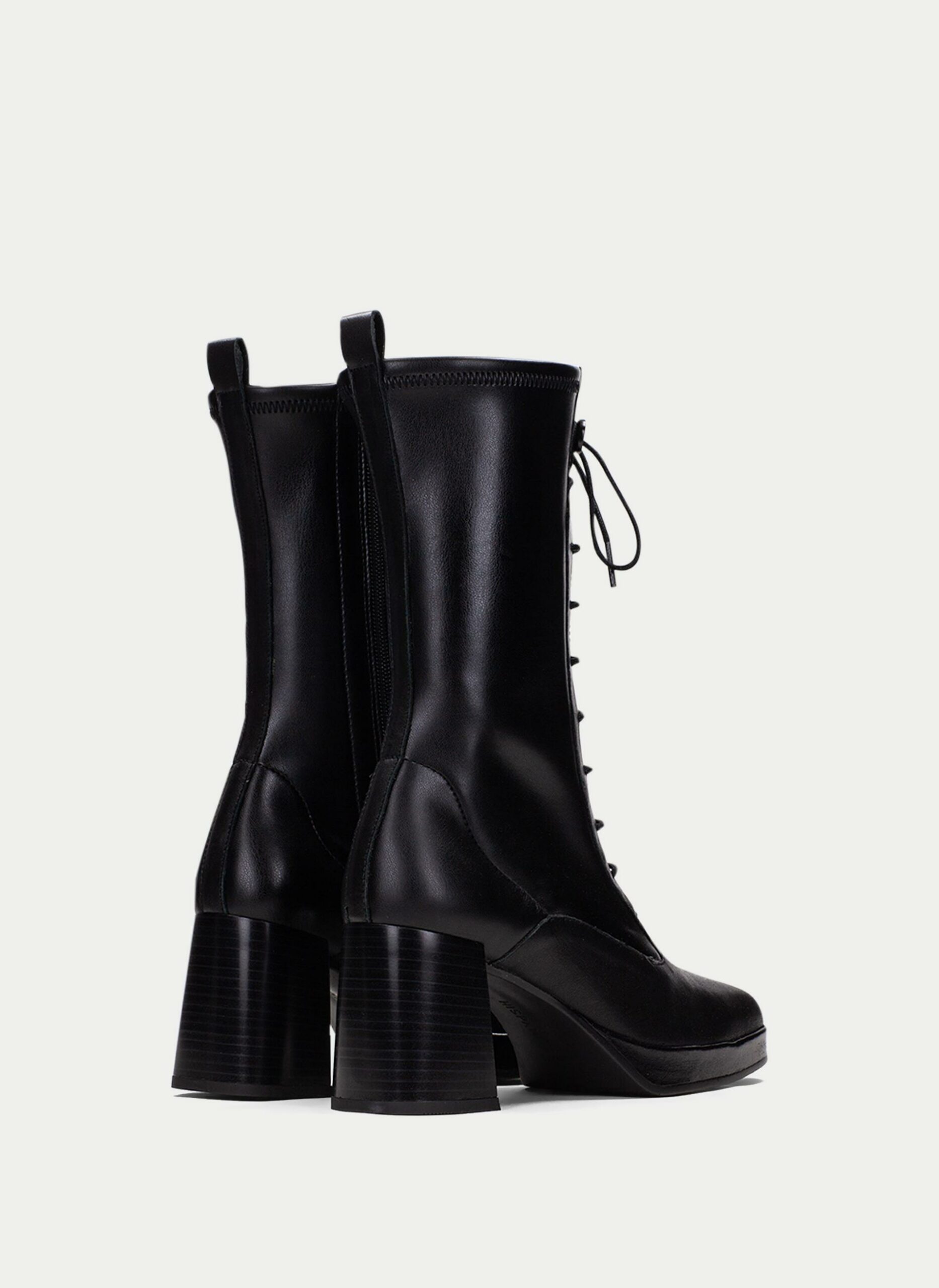 botas negras cordones