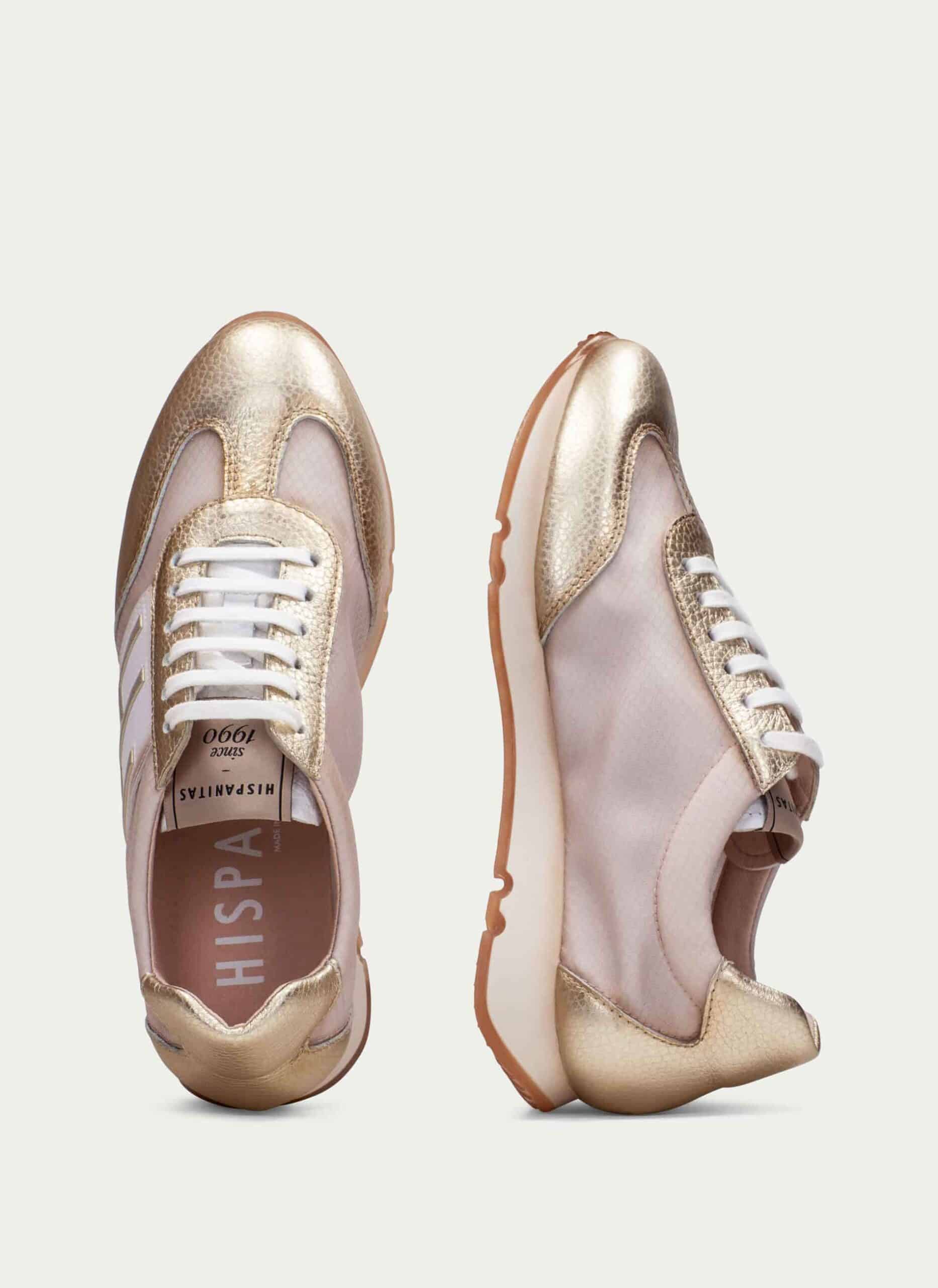look con zapatillas doradas