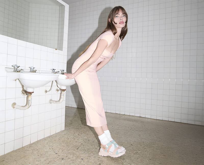 cómo combinar vestido rosa