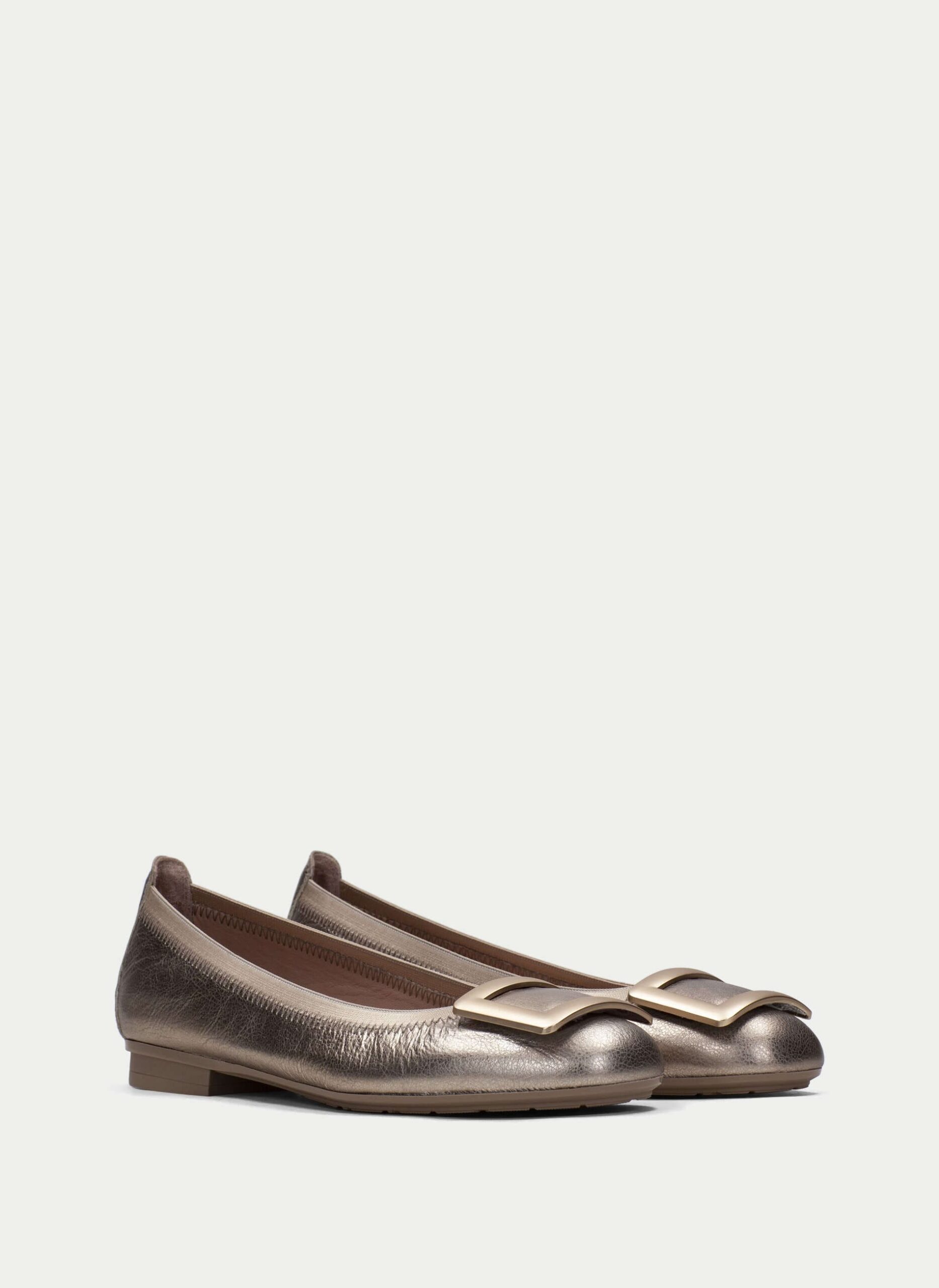 zapatos imprescindibles para mujer: bailarinas de oro