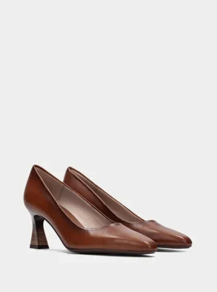 zapatos punta marrones