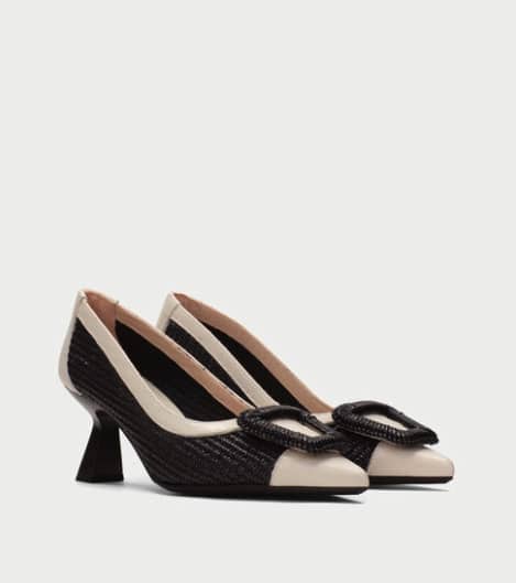 tacones negros y blancos