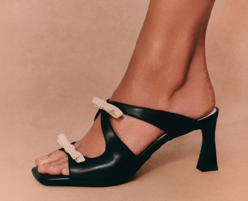 combinar zapatos con vestido azul